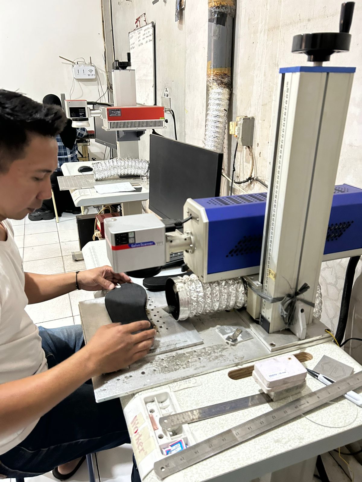 Mesin laser cutting modern